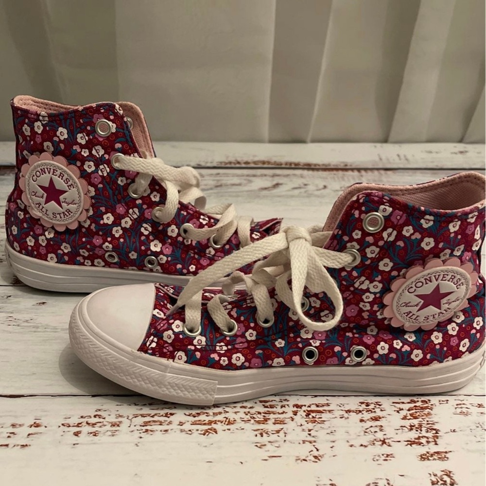 Girls size 2 flower converse